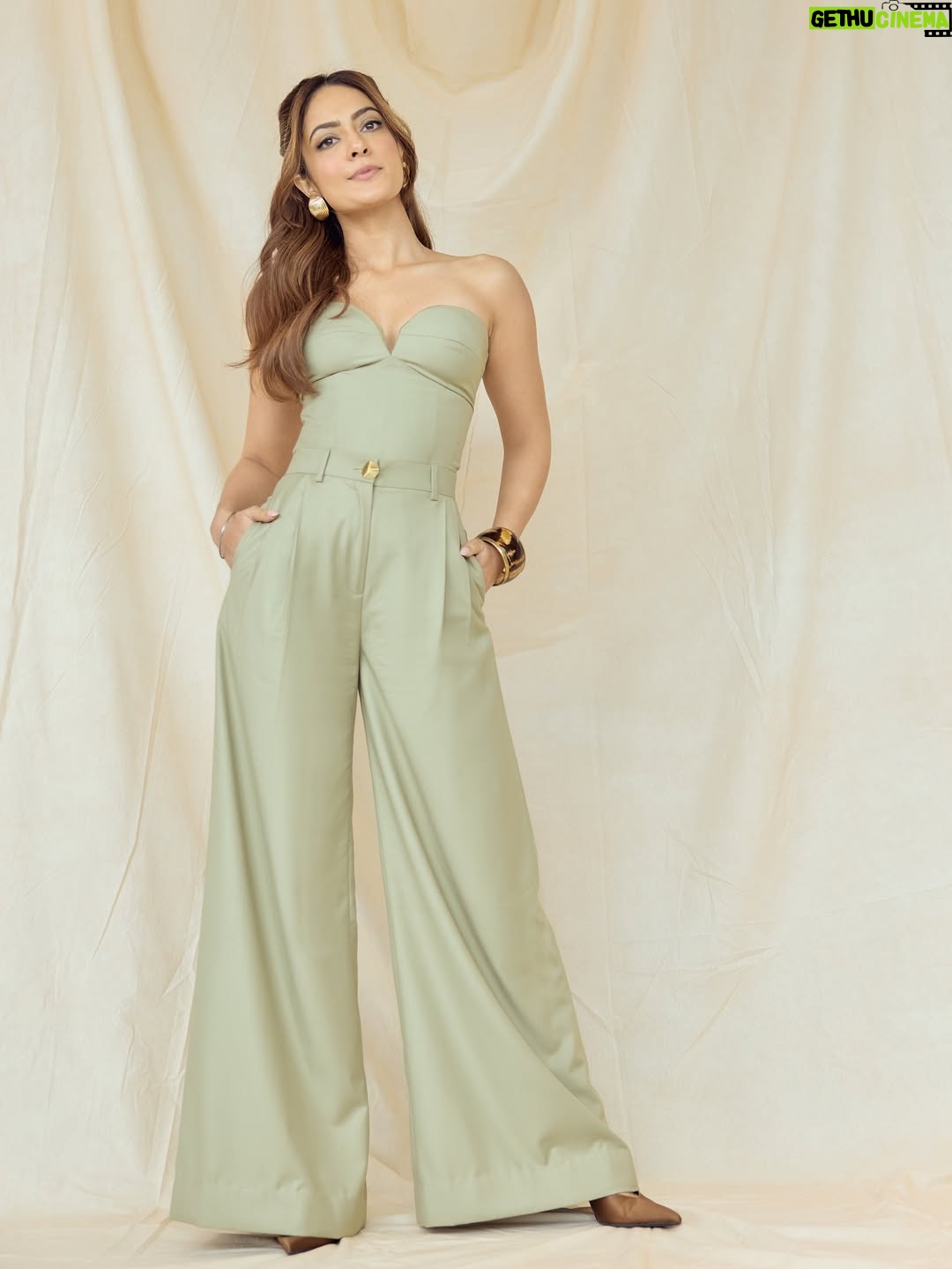 Anya Singh - 74.1K Likes - Age of the Sage🧿
#badsofbollywood 

Glam team- 
Makeup - @nickyrajani_ 
Hair - @yashdeeps7 
Styling - @mohitrai with @ruchikrishnastyles assisted by @parisajnani 
Photography - @homyarpatel

Wearing 

Outfit - @deme_love_
Accessories - @namjewelsofficial
earrings: @radhikaagrawalstudio
ring: @ishhaara
@ascend.rohank
