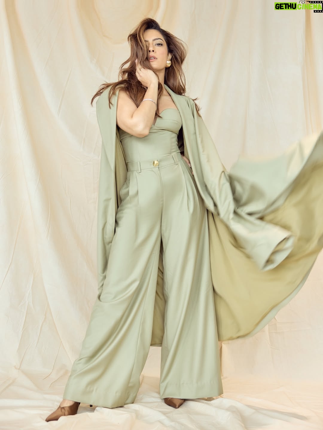 Anya Singh - 74.1K Likes - Age of the Sage🧿
#badsofbollywood 

Glam team- 
Makeup - @nickyrajani_ 
Hair - @yashdeeps7 
Styling - @mohitrai with @ruchikrishnastyles assisted by @parisajnani 
Photography - @homyarpatel

Wearing 

Outfit - @deme_love_
Accessories - @namjewelsofficial
earrings: @radhikaagrawalstudio
ring: @ishhaara
@ascend.rohank