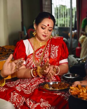 Aparajita Auddy Instagram - লক্ষ্মী থাকুক অন্তর জুড়ে, লক্ষ্মী থাকুক চেতনায়…
আঁধার শেষে লক্ষ্মী আলো, লক্ষ্মী কর্মে, ভাবনায় 🌸🙏🏻
#lokkhi #lokkhipujo #lokkhipujo2025 #maalokkhi #esomalokkhi #laxmi #laxmipuja #maalaxmi #laxmimata #kojagori #kojagoripurnima #trending #viral #aparajitaadhya #aparajita_adhya_official