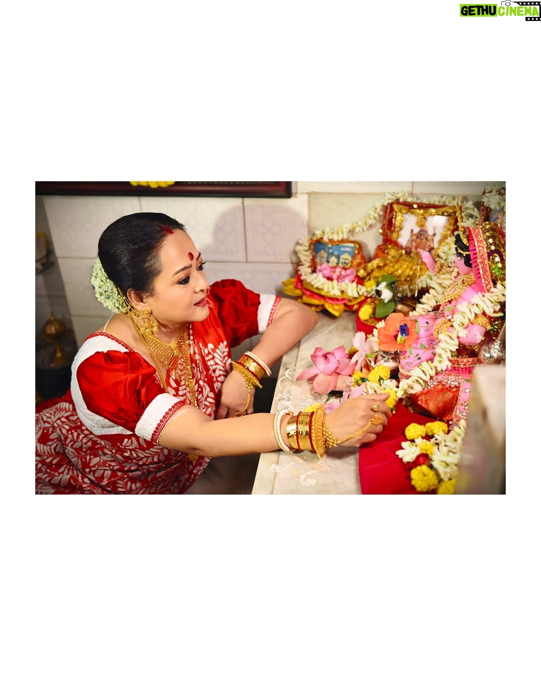 Aparajita Auddy - 13.9K Likes - লক্ষ্মী থাকুক অন্তর জুড়ে, লক্ষ্মী থাকুক চেতনায়… 
আঁধার শেষে লক্ষ্মী আলো, লক্ষ্মী কর্মে, ভাবনায় 🌸🙏🏻

#lokkhi #lokkhipujo #lokkhipujo2025 #maalokkhi #esomalokkhi #laxmi #laxmipuja #maalaxmi #laxmimata #kojagori #kojagoripurnima #trending #viral #aparajitaadhya #aparajita_adhya_official