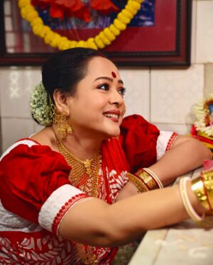 Aparajita Auddy Instagram - লক্ষ্মী থাকুক অন্তর জুড়ে, লক্ষ্মী থাকুক চেতনায়…
আঁধার শেষে লক্ষ্মী আলো, লক্ষ্মী কর্মে, ভাবনায় 🌸🙏🏻
#lokkhi #lokkhipujo #lokkhipujo2025 #maalokkhi #esomalokkhi #laxmi #laxmipuja #maalaxmi #laxmimata #kojagori #kojagoripurnima #trending #viral #aparajitaadhya #aparajita_adhya_official