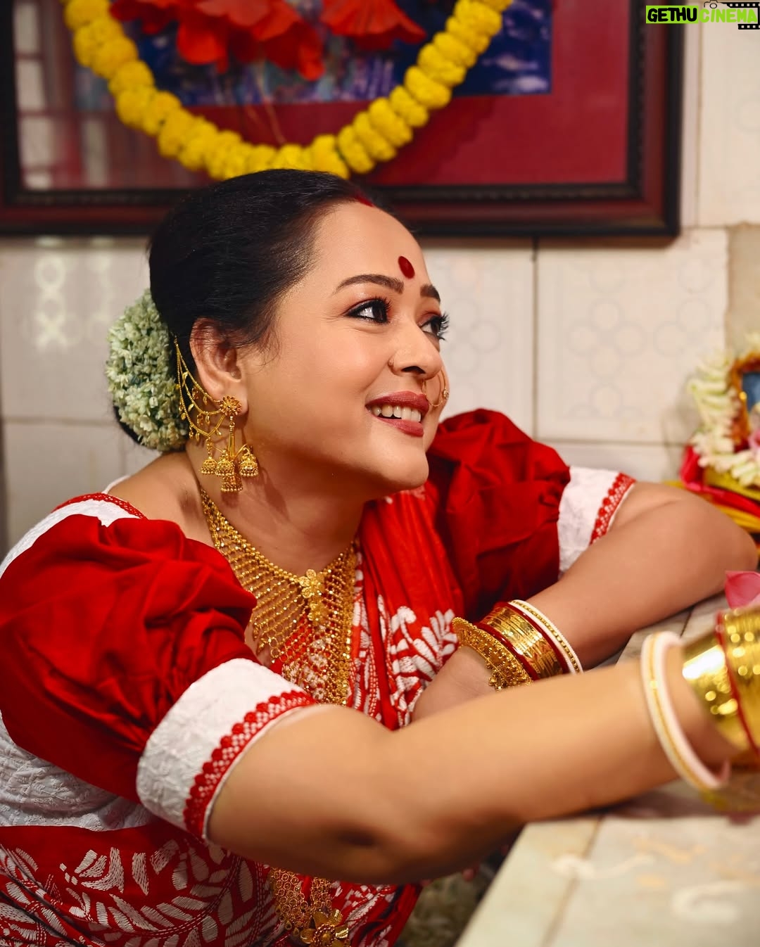 Aparajita Auddy - 13.9K Likes - লক্ষ্মী থাকুক অন্তর জুড়ে, লক্ষ্মী থাকুক চেতনায়… 
আঁধার শেষে লক্ষ্মী আলো, লক্ষ্মী কর্মে, ভাবনায় 🌸🙏🏻

#lokkhi #lokkhipujo #lokkhipujo2025 #maalokkhi #esomalokkhi #laxmi #laxmipuja #maalaxmi #laxmimata #kojagori #kojagoripurnima #trending #viral #aparajitaadhya #aparajita_adhya_official