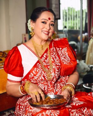 Aparajita Auddy Instagram - লক্ষ্মী থাকুক অন্তর জুড়ে, লক্ষ্মী থাকুক চেতনায়…
আঁধার শেষে লক্ষ্মী আলো, লক্ষ্মী কর্মে, ভাবনায় 🌸🙏🏻
#lokkhi #lokkhipujo #lokkhipujo2025 #maalokkhi #esomalokkhi #laxmi #laxmipuja #maalaxmi #laxmimata #kojagori #kojagoripurnima #trending #viral #aparajitaadhya #aparajita_adhya_official