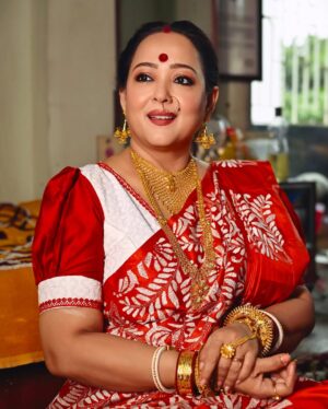 Aparajita Auddy Instagram - লক্ষ্মী থাকুক অন্তর জুড়ে, লক্ষ্মী থাকুক চেতনায়…
আঁধার শেষে লক্ষ্মী আলো, লক্ষ্মী কর্মে, ভাবনায় 🌸🙏🏻
#lokkhi #lokkhipujo #lokkhipujo2025 #maalokkhi #esomalokkhi #laxmi #laxmipuja #maalaxmi #laxmimata #kojagori #kojagoripurnima #trending #viral #aparajitaadhya #aparajita_adhya_official