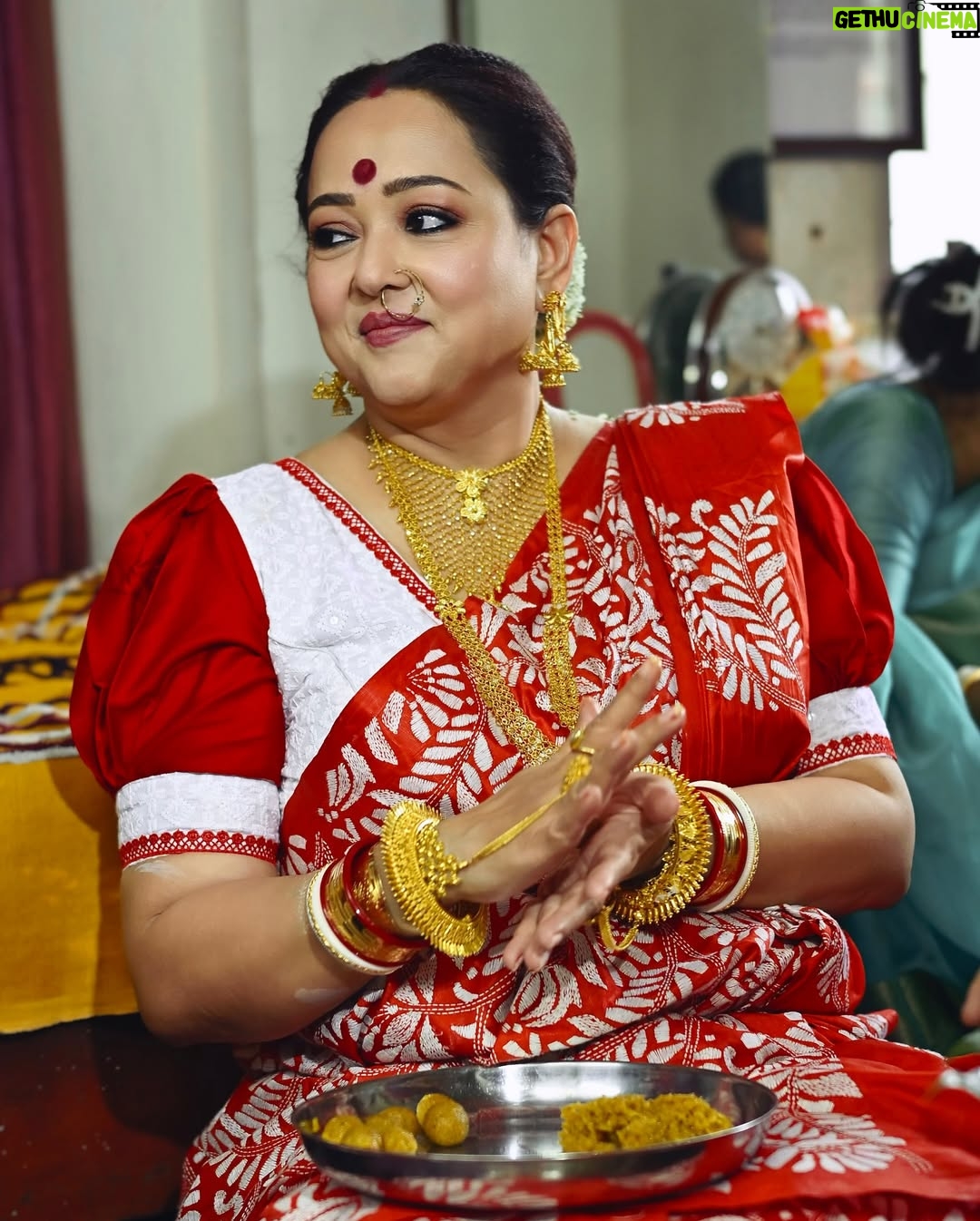 Aparajita Auddy - 13.9K Likes - লক্ষ্মী থাকুক অন্তর জুড়ে, লক্ষ্মী থাকুক চেতনায়… 
আঁধার শেষে লক্ষ্মী আলো, লক্ষ্মী কর্মে, ভাবনায় 🌸🙏🏻

#lokkhi #lokkhipujo #lokkhipujo2025 #maalokkhi #esomalokkhi #laxmi #laxmipuja #maalaxmi #laxmimata #kojagori #kojagoripurnima #trending #viral #aparajitaadhya #aparajita_adhya_official