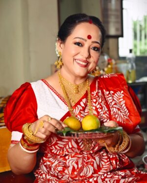 Aparajita Auddy Instagram - লক্ষ্মী থাকুক অন্তর জুড়ে, লক্ষ্মী থাকুক চেতনায়…
আঁধার শেষে লক্ষ্মী আলো, লক্ষ্মী কর্মে, ভাবনায় 🌸🙏🏻
#lokkhi #lokkhipujo #lokkhipujo2025 #maalokkhi #esomalokkhi #laxmi #laxmipuja #maalaxmi #laxmimata #kojagori #kojagoripurnima #trending #viral #aparajitaadhya #aparajita_adhya_official