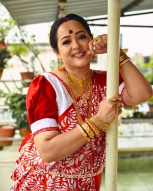 Aparajita Auddy Instagram - লক্ষ্মী থাকুক অন্তর জুড়ে, লক্ষ্মী থাকুক চেতনায়…
আঁধার শেষে লক্ষ্মী আলো, লক্ষ্মী কর্মে, ভাবনায় 🌸🙏🏻
#lokkhi #lokkhipujo #lokkhipujo2025 #maalokkhi #esomalokkhi #laxmi #laxmipuja #maalaxmi #laxmimata #kojagori #kojagoripurnima #trending #viral #aparajitaadhya #aparajita_adhya_official