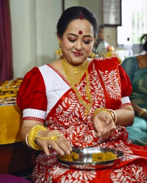 Aparajita Auddy Instagram - লক্ষ্মী থাকুক অন্তর জুড়ে, লক্ষ্মী থাকুক চেতনায়…
আঁধার শেষে লক্ষ্মী আলো, লক্ষ্মী কর্মে, ভাবনায় 🌸🙏🏻
#lokkhi #lokkhipujo #lokkhipujo2025 #maalokkhi #esomalokkhi #laxmi #laxmipuja #maalaxmi #laxmimata #kojagori #kojagoripurnima #trending #viral #aparajitaadhya #aparajita_adhya_official