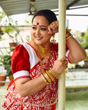 Aparajita Auddy Instagram - লক্ষ্মী থাকুক অন্তর জুড়ে, লক্ষ্মী থাকুক চেতনায়…
আঁধার শেষে লক্ষ্মী আলো, লক্ষ্মী কর্মে, ভাবনায় 🌸🙏🏻
#lokkhi #lokkhipujo #lokkhipujo2025 #maalokkhi #esomalokkhi #laxmi #laxmipuja #maalaxmi #laxmimata #kojagori #kojagoripurnima #trending #viral #aparajitaadhya #aparajita_adhya_official