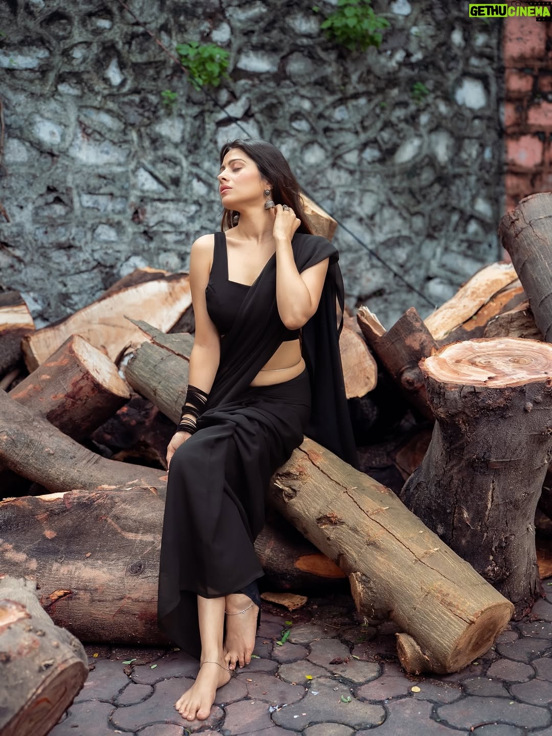 Aparna Dixit - 37.7K Likes - Beware ⚠️ 
Curves ahead 🖤

Clicked by @areesz