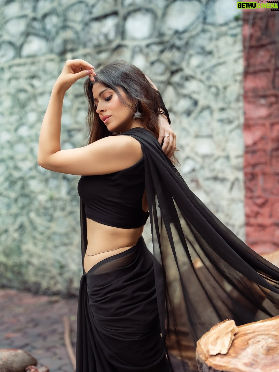 Aparna Dixit - 37.7K Likes - Beware ⚠️ 
Curves ahead 🖤

Clicked by @areesz