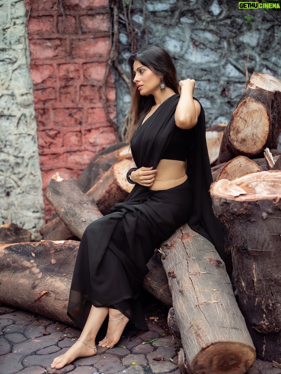 Aparna Dixit - 37.7K Likes - Beware ⚠️ 
Curves ahead 🖤

Clicked by @areesz