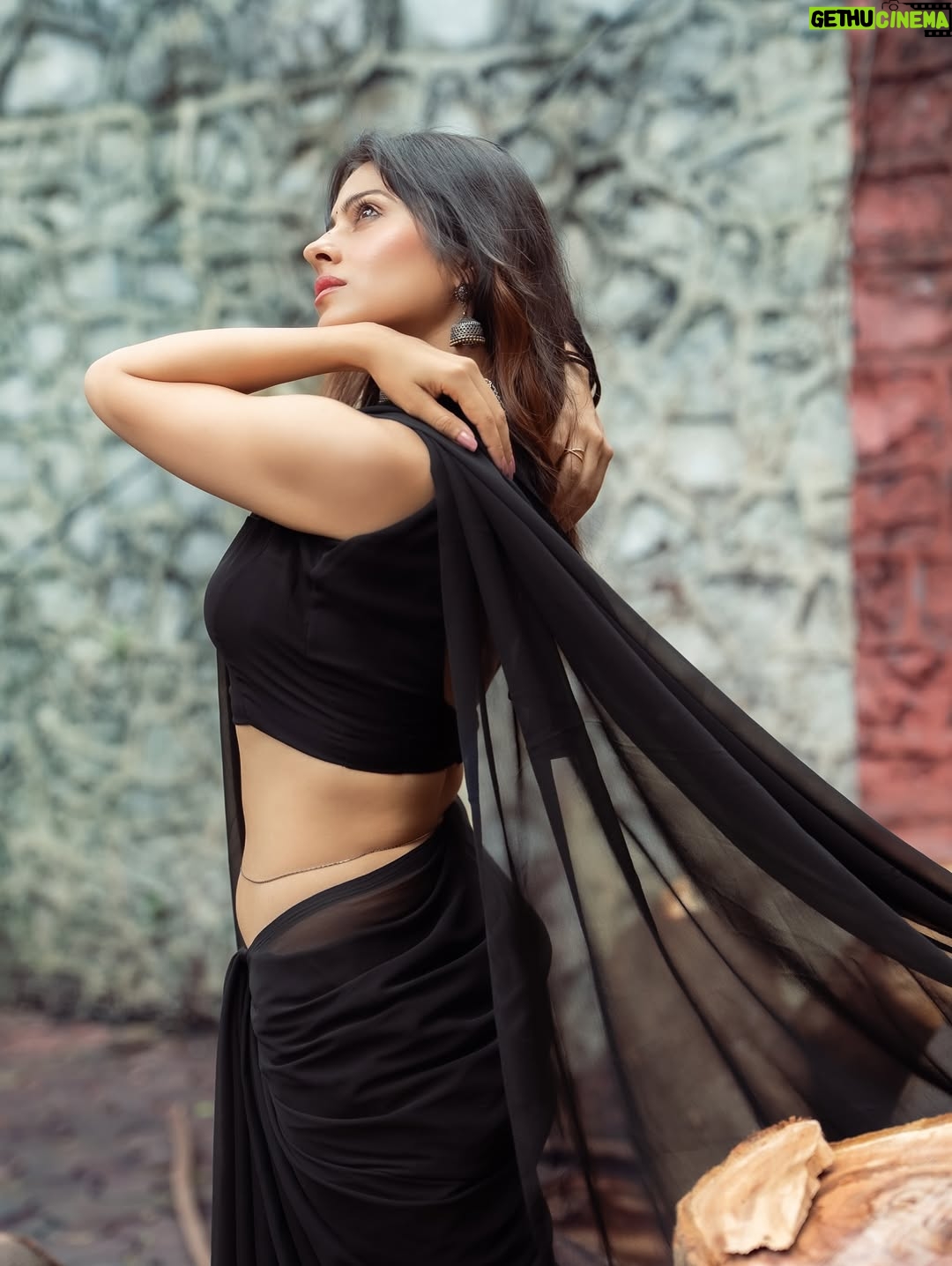 Aparna Dixit - 37.7K Likes - Beware ⚠️ 
Curves ahead 🖤

Clicked by @areesz