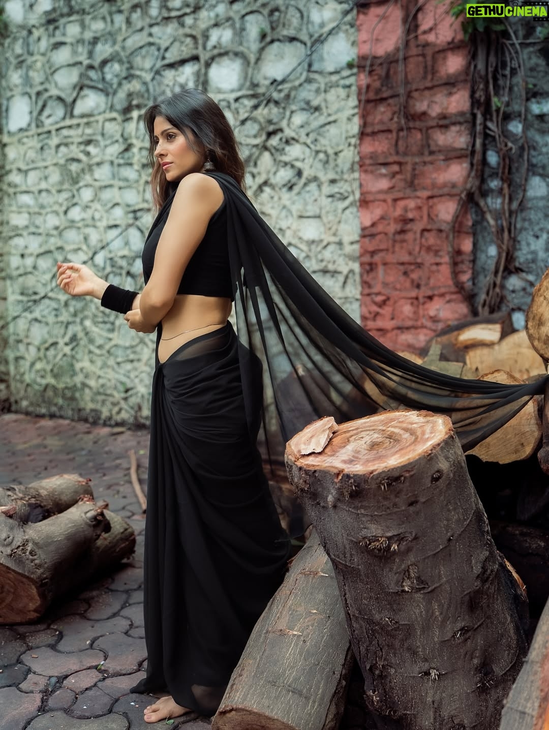Aparna Dixit - 37.7K Likes - Beware ⚠️ 
Curves ahead 🖤

Clicked by @areesz