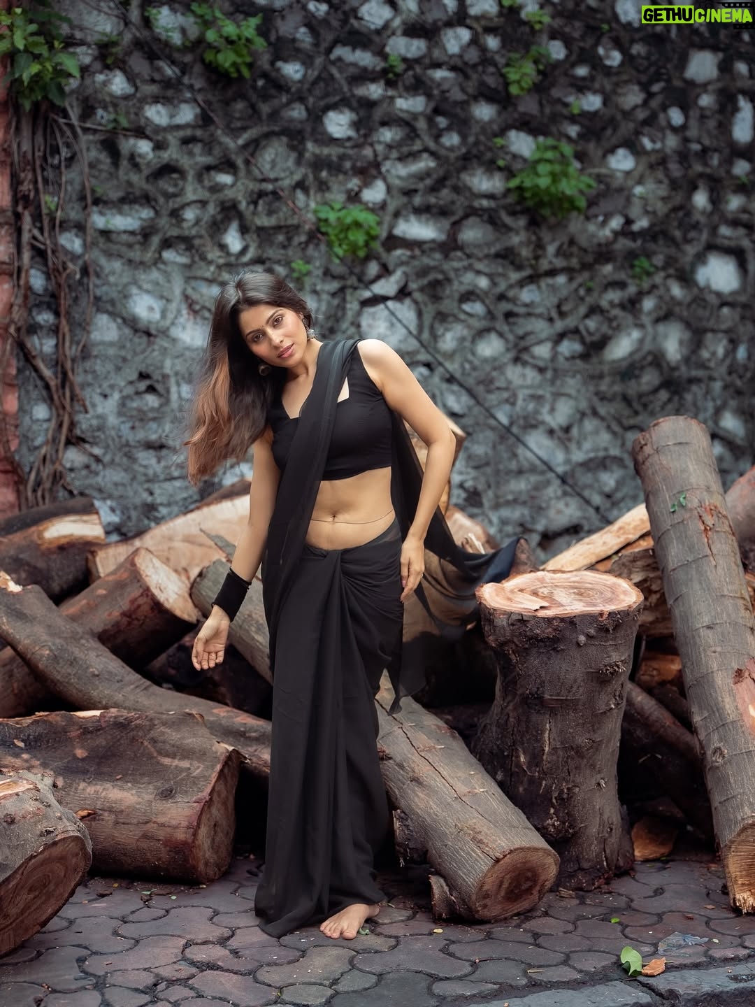 Aparna Dixit - 37.7K Likes - Beware ⚠️ 
Curves ahead 🖤

Clicked by @areesz