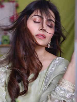 Aparna Dixit Instagram - ग़ज़ल 🎶 

📸 @bbhupi25