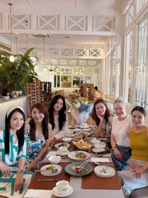 Apple Hong Instagram - ✨ Happy Birthday to my beautiful friend @phyllis_quek ✨ 🎂💐Your kindness and peaceful spirit make the world around you so much brighter. May this year bring you endless joy, love, and blessings as wonderful as your heart. 💕🌸 #blessedbirthday 😇