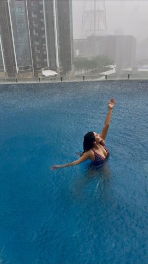 Archana Gupta Instagram - Koi aur na samjhe is sukoon ko,
Kaise asmaan milta hai zameen ko
Jab baarish hoti hai, main hoti hoon,
Jaise boond sama jati hai, badal ki ruh ko 
.
.
.
.
.
.
.
#rainlover #deepinthought #hearttoheart #shayarana #happiness #ecstasy #bliss #swim #love #archannaguptaa #musical #magical #trendingreels #trendingsong #soulful #explore