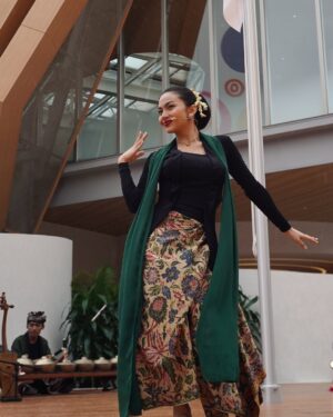 Ariel Tatum Instagram - Kilas balik suatu pagi di Osaka, kami menari diiringi suara gamelan tradisional Sunda dari @swarantara_, juga rintik hujan tipis nan romantis.

Ga nyangka beberapa tahun ini banyak diberkati pekerjaan menari. Dari awalnya hanya menari tradisional untuk pementasan sekolah, lalu belajar nari Jawa sebagai bentuk meditasi dinamis untuk kesenangan pribadi, terus jadi belajar Jaipongan untuk pementasan Lestari Tradisi di Sukabumi, sampe menari Ronggeng Gunung untuk monolog Sang Kembang Bale, eehhh tiba-tiba awal bulan ini menari Jaipong lagi, namun dengan sedikit jurus-jurus pencak silat @iko.uwais dan @uwais.team dalam acara pembukaan Paviliun Indonesia, di Osaka World Expo 2025.

Sungguh sebuah pengalaman menggembirakan. Semoga kedepannya, semakin banyak lagi cerita seru belajar tarian baru. Sebab dari Sabang sampai Marauke, kita sudah diberkati dengan berbagai jenis tarian luar biasa yang kaya akan makna, serta keunikan ciri khasnya. 

Juga semoga, warisan budaya Indonesia terus menggema, melintasi batas negeri, dan semakin dikenal serta dihargai oleh dunia.

SELAMAT HARI TARI ✨

Tahun ini belajar apa lagi yaaaaa? 🤍

#Osaka
#Expo2025Osaka