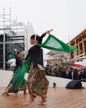 Ariel Tatum Instagram - Kilas balik suatu pagi di Osaka, kami menari diiringi suara gamelan tradisional Sunda dari @swarantara_, juga rintik hujan tipis nan romantis.

Ga nyangka beberapa tahun ini banyak diberkati pekerjaan menari. Dari awalnya hanya menari tradisional untuk pementasan sekolah, lalu belajar nari Jawa sebagai bentuk meditasi dinamis untuk kesenangan pribadi, terus jadi belajar Jaipongan untuk pementasan Lestari Tradisi di Sukabumi, sampe menari Ronggeng Gunung untuk monolog Sang Kembang Bale, eehhh tiba-tiba awal bulan ini menari Jaipong lagi, namun dengan sedikit jurus-jurus pencak silat @iko.uwais dan @uwais.team dalam acara pembukaan Paviliun Indonesia, di Osaka World Expo 2025.

Sungguh sebuah pengalaman menggembirakan. Semoga kedepannya, semakin banyak lagi cerita seru belajar tarian baru. Sebab dari Sabang sampai Marauke, kita sudah diberkati dengan berbagai jenis tarian luar biasa yang kaya akan makna, serta keunikan ciri khasnya. 

Juga semoga, warisan budaya Indonesia terus menggema, melintasi batas negeri, dan semakin dikenal serta dihargai oleh dunia.

SELAMAT HARI TARI ✨

Tahun ini belajar apa lagi yaaaaa? 🤍

#Osaka
#Expo2025Osaka