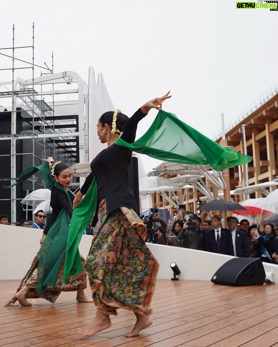 Ariel Tatum - 352.3K Likes - Kilas balik suatu pagi di Osaka, kami menari diiringi suara gamelan tradisional Sunda dari @swarantara_, juga rintik hujan tipis nan romantis.

Ga nyangka beberapa tahun ini banyak diberkati pekerjaan menari. Dari awalnya hanya menari tradisional untuk pementasan sekolah, lalu belajar nari Jawa sebagai bentuk meditasi dinamis untuk kesenangan pribadi, terus jadi belajar Jaipongan untuk pementasan Lestari Tradisi di Sukabumi, sampe menari Ronggeng Gunung untuk monolog Sang Kembang Bale, eehhh tiba-tiba awal bulan ini menari Jaipong lagi, namun dengan sedikit jurus-jurus pencak silat @iko.uwais dan @uwais.team dalam acara pembukaan Paviliun Indonesia, di Osaka World Expo 2025.

Sungguh sebuah pengalaman menggembirakan. Semoga kedepannya, semakin banyak lagi cerita seru belajar tarian baru. Sebab dari Sabang sampai Marauke, kita sudah diberkati dengan berbagai jenis tarian luar biasa yang kaya akan makna, serta keunikan ciri khasnya. 

Juga semoga, warisan budaya Indonesia terus menggema, melintasi batas negeri, dan semakin dikenal serta dihargai oleh dunia.

SELAMAT HARI TARI ✨

Tahun ini belajar apa lagi yaaaaa? 🤍

#Osaka
#Expo2025Osaka