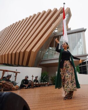 Ariel Tatum Instagram - Kilas balik suatu pagi di Osaka, kami menari diiringi suara gamelan tradisional Sunda dari @swarantara_, juga rintik hujan tipis nan romantis.

Ga nyangka beberapa tahun ini banyak diberkati pekerjaan menari. Dari awalnya hanya menari tradisional untuk pementasan sekolah, lalu belajar nari Jawa sebagai bentuk meditasi dinamis untuk kesenangan pribadi, terus jadi belajar Jaipongan untuk pementasan Lestari Tradisi di Sukabumi, sampe menari Ronggeng Gunung untuk monolog Sang Kembang Bale, eehhh tiba-tiba awal bulan ini menari Jaipong lagi, namun dengan sedikit jurus-jurus pencak silat @iko.uwais dan @uwais.team dalam acara pembukaan Paviliun Indonesia, di Osaka World Expo 2025.

Sungguh sebuah pengalaman menggembirakan. Semoga kedepannya, semakin banyak lagi cerita seru belajar tarian baru. Sebab dari Sabang sampai Marauke, kita sudah diberkati dengan berbagai jenis tarian luar biasa yang kaya akan makna, serta keunikan ciri khasnya. 

Juga semoga, warisan budaya Indonesia terus menggema, melintasi batas negeri, dan semakin dikenal serta dihargai oleh dunia.

SELAMAT HARI TARI ✨

Tahun ini belajar apa lagi yaaaaa? 🤍

#Osaka
#Expo2025Osaka