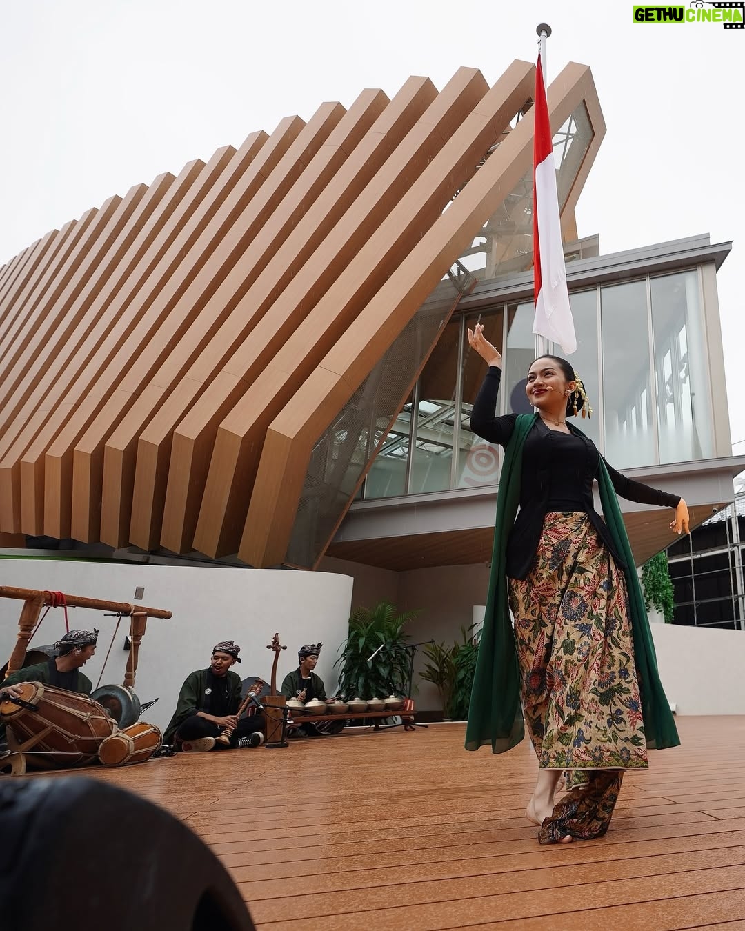 Ariel Tatum - 352.3K Likes - Kilas balik suatu pagi di Osaka, kami menari diiringi suara gamelan tradisional Sunda dari @swarantara_, juga rintik hujan tipis nan romantis.

Ga nyangka beberapa tahun ini banyak diberkati pekerjaan menari. Dari awalnya hanya menari tradisional untuk pementasan sekolah, lalu belajar nari Jawa sebagai bentuk meditasi dinamis untuk kesenangan pribadi, terus jadi belajar Jaipongan untuk pementasan Lestari Tradisi di Sukabumi, sampe menari Ronggeng Gunung untuk monolog Sang Kembang Bale, eehhh tiba-tiba awal bulan ini menari Jaipong lagi, namun dengan sedikit jurus-jurus pencak silat @iko.uwais dan @uwais.team dalam acara pembukaan Paviliun Indonesia, di Osaka World Expo 2025.

Sungguh sebuah pengalaman menggembirakan. Semoga kedepannya, semakin banyak lagi cerita seru belajar tarian baru. Sebab dari Sabang sampai Marauke, kita sudah diberkati dengan berbagai jenis tarian luar biasa yang kaya akan makna, serta keunikan ciri khasnya. 

Juga semoga, warisan budaya Indonesia terus menggema, melintasi batas negeri, dan semakin dikenal serta dihargai oleh dunia.

SELAMAT HARI TARI ✨

Tahun ini belajar apa lagi yaaaaa? 🤍

#Osaka
#Expo2025Osaka