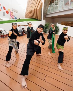 Ariel Tatum Instagram - Kilas balik suatu pagi di Osaka, kami menari diiringi suara gamelan tradisional Sunda dari @swarantara_, juga rintik hujan tipis nan romantis.

Ga nyangka beberapa tahun ini banyak diberkati pekerjaan menari. Dari awalnya hanya menari tradisional untuk pementasan sekolah, lalu belajar nari Jawa sebagai bentuk meditasi dinamis untuk kesenangan pribadi, terus jadi belajar Jaipongan untuk pementasan Lestari Tradisi di Sukabumi, sampe menari Ronggeng Gunung untuk monolog Sang Kembang Bale, eehhh tiba-tiba awal bulan ini menari Jaipong lagi, namun dengan sedikit jurus-jurus pencak silat @iko.uwais dan @uwais.team dalam acara pembukaan Paviliun Indonesia, di Osaka World Expo 2025.

Sungguh sebuah pengalaman menggembirakan. Semoga kedepannya, semakin banyak lagi cerita seru belajar tarian baru. Sebab dari Sabang sampai Marauke, kita sudah diberkati dengan berbagai jenis tarian luar biasa yang kaya akan makna, serta keunikan ciri khasnya. 

Juga semoga, warisan budaya Indonesia terus menggema, melintasi batas negeri, dan semakin dikenal serta dihargai oleh dunia.

SELAMAT HARI TARI ✨

Tahun ini belajar apa lagi yaaaaa? 🤍

#Osaka
#Expo2025Osaka