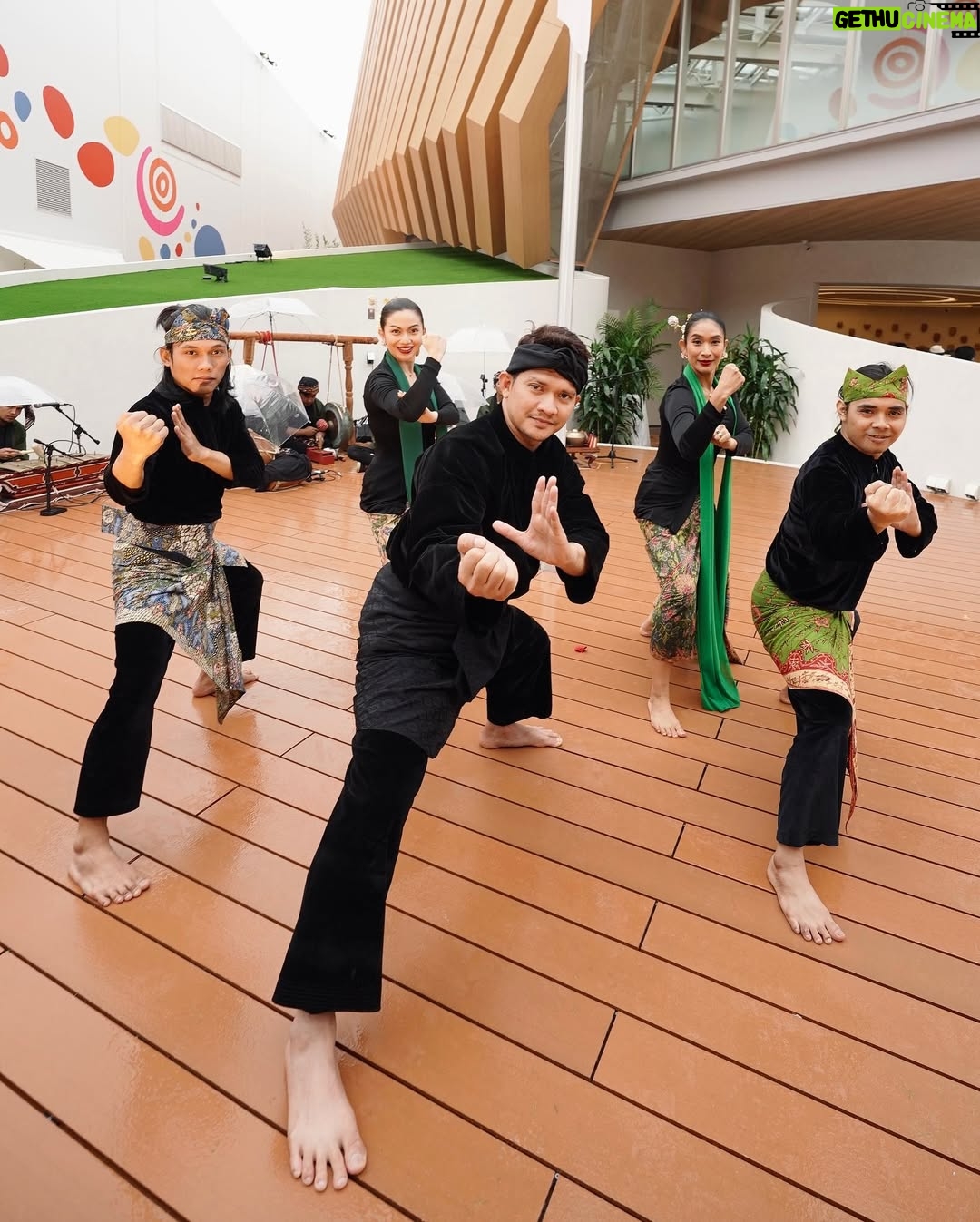 Ariel Tatum - 352.3K Likes - Kilas balik suatu pagi di Osaka, kami menari diiringi suara gamelan tradisional Sunda dari @swarantara_, juga rintik hujan tipis nan romantis.

Ga nyangka beberapa tahun ini banyak diberkati pekerjaan menari. Dari awalnya hanya menari tradisional untuk pementasan sekolah, lalu belajar nari Jawa sebagai bentuk meditasi dinamis untuk kesenangan pribadi, terus jadi belajar Jaipongan untuk pementasan Lestari Tradisi di Sukabumi, sampe menari Ronggeng Gunung untuk monolog Sang Kembang Bale, eehhh tiba-tiba awal bulan ini menari Jaipong lagi, namun dengan sedikit jurus-jurus pencak silat @iko.uwais dan @uwais.team dalam acara pembukaan Paviliun Indonesia, di Osaka World Expo 2025.

Sungguh sebuah pengalaman menggembirakan. Semoga kedepannya, semakin banyak lagi cerita seru belajar tarian baru. Sebab dari Sabang sampai Marauke, kita sudah diberkati dengan berbagai jenis tarian luar biasa yang kaya akan makna, serta keunikan ciri khasnya. 

Juga semoga, warisan budaya Indonesia terus menggema, melintasi batas negeri, dan semakin dikenal serta dihargai oleh dunia.

SELAMAT HARI TARI ✨

Tahun ini belajar apa lagi yaaaaa? 🤍

#Osaka
#Expo2025Osaka