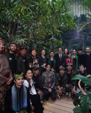 Ariel Tatum Instagram - Kilas balik suatu pagi di Osaka, kami menari diiringi suara gamelan tradisional Sunda dari @swarantara_, juga rintik hujan tipis nan romantis.

Ga nyangka beberapa tahun ini banyak diberkati pekerjaan menari. Dari awalnya hanya menari tradisional untuk pementasan sekolah, lalu belajar nari Jawa sebagai bentuk meditasi dinamis untuk kesenangan pribadi, terus jadi belajar Jaipongan untuk pementasan Lestari Tradisi di Sukabumi, sampe menari Ronggeng Gunung untuk monolog Sang Kembang Bale, eehhh tiba-tiba awal bulan ini menari Jaipong lagi, namun dengan sedikit jurus-jurus pencak silat @iko.uwais dan @uwais.team dalam acara pembukaan Paviliun Indonesia, di Osaka World Expo 2025.

Sungguh sebuah pengalaman menggembirakan. Semoga kedepannya, semakin banyak lagi cerita seru belajar tarian baru. Sebab dari Sabang sampai Marauke, kita sudah diberkati dengan berbagai jenis tarian luar biasa yang kaya akan makna, serta keunikan ciri khasnya. 

Juga semoga, warisan budaya Indonesia terus menggema, melintasi batas negeri, dan semakin dikenal serta dihargai oleh dunia.

SELAMAT HARI TARI ✨

Tahun ini belajar apa lagi yaaaaa? 🤍

#Osaka
#Expo2025Osaka