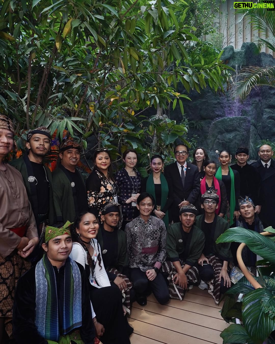 Ariel Tatum - 352.3K Likes - Kilas balik suatu pagi di Osaka, kami menari diiringi suara gamelan tradisional Sunda dari @swarantara_, juga rintik hujan tipis nan romantis.

Ga nyangka beberapa tahun ini banyak diberkati pekerjaan menari. Dari awalnya hanya menari tradisional untuk pementasan sekolah, lalu belajar nari Jawa sebagai bentuk meditasi dinamis untuk kesenangan pribadi, terus jadi belajar Jaipongan untuk pementasan Lestari Tradisi di Sukabumi, sampe menari Ronggeng Gunung untuk monolog Sang Kembang Bale, eehhh tiba-tiba awal bulan ini menari Jaipong lagi, namun dengan sedikit jurus-jurus pencak silat @iko.uwais dan @uwais.team dalam acara pembukaan Paviliun Indonesia, di Osaka World Expo 2025.

Sungguh sebuah pengalaman menggembirakan. Semoga kedepannya, semakin banyak lagi cerita seru belajar tarian baru. Sebab dari Sabang sampai Marauke, kita sudah diberkati dengan berbagai jenis tarian luar biasa yang kaya akan makna, serta keunikan ciri khasnya. 

Juga semoga, warisan budaya Indonesia terus menggema, melintasi batas negeri, dan semakin dikenal serta dihargai oleh dunia.

SELAMAT HARI TARI ✨

Tahun ini belajar apa lagi yaaaaa? 🤍

#Osaka
#Expo2025Osaka