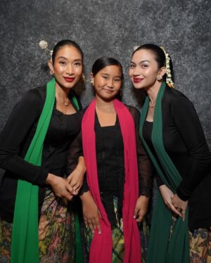 Ariel Tatum Instagram - Kilas balik suatu pagi di Osaka, kami menari diiringi suara gamelan tradisional Sunda dari @swarantara_, juga rintik hujan tipis nan romantis.

Ga nyangka beberapa tahun ini banyak diberkati pekerjaan menari. Dari awalnya hanya menari tradisional untuk pementasan sekolah, lalu belajar nari Jawa sebagai bentuk meditasi dinamis untuk kesenangan pribadi, terus jadi belajar Jaipongan untuk pementasan Lestari Tradisi di Sukabumi, sampe menari Ronggeng Gunung untuk monolog Sang Kembang Bale, eehhh tiba-tiba awal bulan ini menari Jaipong lagi, namun dengan sedikit jurus-jurus pencak silat @iko.uwais dan @uwais.team dalam acara pembukaan Paviliun Indonesia, di Osaka World Expo 2025.

Sungguh sebuah pengalaman menggembirakan. Semoga kedepannya, semakin banyak lagi cerita seru belajar tarian baru. Sebab dari Sabang sampai Marauke, kita sudah diberkati dengan berbagai jenis tarian luar biasa yang kaya akan makna, serta keunikan ciri khasnya. 

Juga semoga, warisan budaya Indonesia terus menggema, melintasi batas negeri, dan semakin dikenal serta dihargai oleh dunia.

SELAMAT HARI TARI ✨

Tahun ini belajar apa lagi yaaaaa? 🤍

#Osaka
#Expo2025Osaka