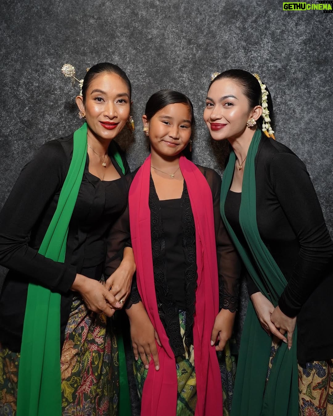 Ariel Tatum - 352.3K Likes - Kilas balik suatu pagi di Osaka, kami menari diiringi suara gamelan tradisional Sunda dari @swarantara_, juga rintik hujan tipis nan romantis.

Ga nyangka beberapa tahun ini banyak diberkati pekerjaan menari. Dari awalnya hanya menari tradisional untuk pementasan sekolah, lalu belajar nari Jawa sebagai bentuk meditasi dinamis untuk kesenangan pribadi, terus jadi belajar Jaipongan untuk pementasan Lestari Tradisi di Sukabumi, sampe menari Ronggeng Gunung untuk monolog Sang Kembang Bale, eehhh tiba-tiba awal bulan ini menari Jaipong lagi, namun dengan sedikit jurus-jurus pencak silat @iko.uwais dan @uwais.team dalam acara pembukaan Paviliun Indonesia, di Osaka World Expo 2025.

Sungguh sebuah pengalaman menggembirakan. Semoga kedepannya, semakin banyak lagi cerita seru belajar tarian baru. Sebab dari Sabang sampai Marauke, kita sudah diberkati dengan berbagai jenis tarian luar biasa yang kaya akan makna, serta keunikan ciri khasnya. 

Juga semoga, warisan budaya Indonesia terus menggema, melintasi batas negeri, dan semakin dikenal serta dihargai oleh dunia.

SELAMAT HARI TARI ✨

Tahun ini belajar apa lagi yaaaaa? 🤍

#Osaka
#Expo2025Osaka
