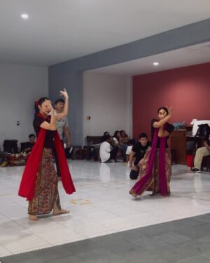 Ariel Tatum Instagram - Kilas balik suatu pagi di Osaka, kami menari diiringi suara gamelan tradisional Sunda dari @swarantara_, juga rintik hujan tipis nan romantis.
Ga nyangka beberapa tahun ini banyak diberkati pekerjaan menari. Dari awalnya hanya menari tradisional untuk pementasan sekolah, lalu belajar nari Jawa sebagai bentuk meditasi dinamis untuk kesenangan pribadi, terus jadi belajar Jaipongan untuk pementasan Lestari Tradisi di Sukabumi, sampe menari Ronggeng Gunung untuk monolog Sang Kembang Bale, eehhh tiba-tiba awal bulan ini menari Jaipong lagi, namun dengan sedikit jurus-jurus pencak silat @iko.uwais dan @uwais.team dalam acara pembukaan Paviliun Indonesia, di Osaka World Expo 2025.
Sungguh sebuah pengalaman menggembirakan. Semoga kedepannya, semakin banyak lagi cerita seru belajar tarian baru. Sebab dari Sabang sampai Marauke, kita sudah diberkati dengan berbagai jenis tarian luar biasa yang kaya akan makna, serta keunikan ciri khasnya.
Juga semoga, warisan budaya Indonesia terus menggema, melintasi batas negeri, dan semakin dikenal serta dihargai oleh dunia.
SELAMAT HARI TARI ✨
Tahun ini belajar apa lagi yaaaaa? 🤍
#Osaka
#Expo2025Osaka