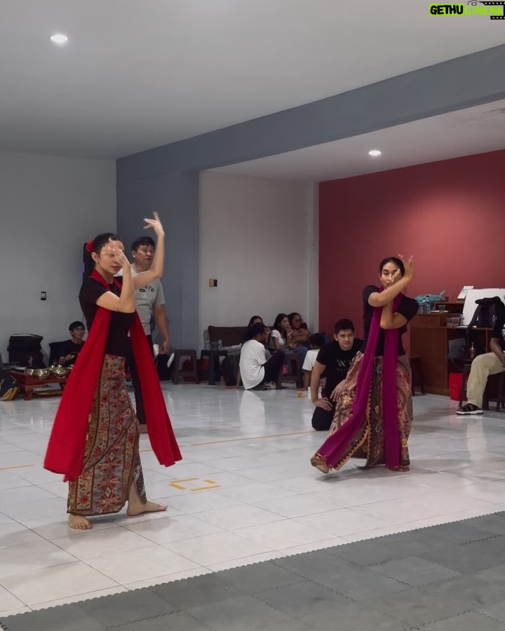 Ariel Tatum - 352.3K Likes - Kilas balik suatu pagi di Osaka, kami menari diiringi suara gamelan tradisional Sunda dari @swarantara_, juga rintik hujan tipis nan romantis.

Ga nyangka beberapa tahun ini banyak diberkati pekerjaan menari. Dari awalnya hanya menari tradisional untuk pementasan sekolah, lalu belajar nari Jawa sebagai bentuk meditasi dinamis untuk kesenangan pribadi, terus jadi belajar Jaipongan untuk pementasan Lestari Tradisi di Sukabumi, sampe menari Ronggeng Gunung untuk monolog Sang Kembang Bale, eehhh tiba-tiba awal bulan ini menari Jaipong lagi, namun dengan sedikit jurus-jurus pencak silat @iko.uwais dan @uwais.team dalam acara pembukaan Paviliun Indonesia, di Osaka World Expo 2025.

Sungguh sebuah pengalaman menggembirakan. Semoga kedepannya, semakin banyak lagi cerita seru belajar tarian baru. Sebab dari Sabang sampai Marauke, kita sudah diberkati dengan berbagai jenis tarian luar biasa yang kaya akan makna, serta keunikan ciri khasnya. 

Juga semoga, warisan budaya Indonesia terus menggema, melintasi batas negeri, dan semakin dikenal serta dihargai oleh dunia.

SELAMAT HARI TARI ✨

Tahun ini belajar apa lagi yaaaaa? 🤍

#Osaka
#Expo2025Osaka