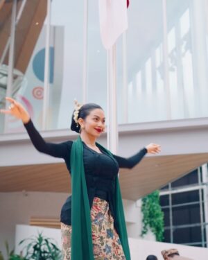 Ariel Tatum Instagram - Kilas balik suatu pagi di Osaka, kami menari diiringi suara gamelan tradisional Sunda dari @swarantara_, juga rintik hujan tipis nan romantis.
Ga nyangka beberapa tahun ini banyak diberkati pekerjaan menari. Dari awalnya hanya menari tradisional untuk pementasan sekolah, lalu belajar nari Jawa sebagai bentuk meditasi dinamis untuk kesenangan pribadi, terus jadi belajar Jaipongan untuk pementasan Lestari Tradisi di Sukabumi, sampe menari Ronggeng Gunung untuk monolog Sang Kembang Bale, eehhh tiba-tiba awal bulan ini menari Jaipong lagi, namun dengan sedikit jurus-jurus pencak silat @iko.uwais dan @uwais.team dalam acara pembukaan Paviliun Indonesia, di Osaka World Expo 2025.
Sungguh sebuah pengalaman menggembirakan. Semoga kedepannya, semakin banyak lagi cerita seru belajar tarian baru. Sebab dari Sabang sampai Marauke, kita sudah diberkati dengan berbagai jenis tarian luar biasa yang kaya akan makna, serta keunikan ciri khasnya.
Juga semoga, warisan budaya Indonesia terus menggema, melintasi batas negeri, dan semakin dikenal serta dihargai oleh dunia.
SELAMAT HARI TARI ✨
Tahun ini belajar apa lagi yaaaaa? 🤍
#Osaka
#Expo2025Osaka