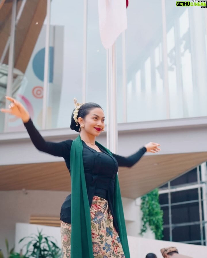 Ariel Tatum - 352.3K Likes - Kilas balik suatu pagi di Osaka, kami menari diiringi suara gamelan tradisional Sunda dari @swarantara_, juga rintik hujan tipis nan romantis.

Ga nyangka beberapa tahun ini banyak diberkati pekerjaan menari. Dari awalnya hanya menari tradisional untuk pementasan sekolah, lalu belajar nari Jawa sebagai bentuk meditasi dinamis untuk kesenangan pribadi, terus jadi belajar Jaipongan untuk pementasan Lestari Tradisi di Sukabumi, sampe menari Ronggeng Gunung untuk monolog Sang Kembang Bale, eehhh tiba-tiba awal bulan ini menari Jaipong lagi, namun dengan sedikit jurus-jurus pencak silat @iko.uwais dan @uwais.team dalam acara pembukaan Paviliun Indonesia, di Osaka World Expo 2025.

Sungguh sebuah pengalaman menggembirakan. Semoga kedepannya, semakin banyak lagi cerita seru belajar tarian baru. Sebab dari Sabang sampai Marauke, kita sudah diberkati dengan berbagai jenis tarian luar biasa yang kaya akan makna, serta keunikan ciri khasnya. 

Juga semoga, warisan budaya Indonesia terus menggema, melintasi batas negeri, dan semakin dikenal serta dihargai oleh dunia.

SELAMAT HARI TARI ✨

Tahun ini belajar apa lagi yaaaaa? 🤍

#Osaka
#Expo2025Osaka