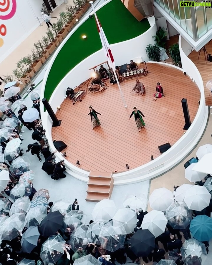 Ariel Tatum - 352.3K Likes - Kilas balik suatu pagi di Osaka, kami menari diiringi suara gamelan tradisional Sunda dari @swarantara_, juga rintik hujan tipis nan romantis.

Ga nyangka beberapa tahun ini banyak diberkati pekerjaan menari. Dari awalnya hanya menari tradisional untuk pementasan sekolah, lalu belajar nari Jawa sebagai bentuk meditasi dinamis untuk kesenangan pribadi, terus jadi belajar Jaipongan untuk pementasan Lestari Tradisi di Sukabumi, sampe menari Ronggeng Gunung untuk monolog Sang Kembang Bale, eehhh tiba-tiba awal bulan ini menari Jaipong lagi, namun dengan sedikit jurus-jurus pencak silat @iko.uwais dan @uwais.team dalam acara pembukaan Paviliun Indonesia, di Osaka World Expo 2025.

Sungguh sebuah pengalaman menggembirakan. Semoga kedepannya, semakin banyak lagi cerita seru belajar tarian baru. Sebab dari Sabang sampai Marauke, kita sudah diberkati dengan berbagai jenis tarian luar biasa yang kaya akan makna, serta keunikan ciri khasnya. 

Juga semoga, warisan budaya Indonesia terus menggema, melintasi batas negeri, dan semakin dikenal serta dihargai oleh dunia.

SELAMAT HARI TARI ✨

Tahun ini belajar apa lagi yaaaaa? 🤍

#Osaka
#Expo2025Osaka
