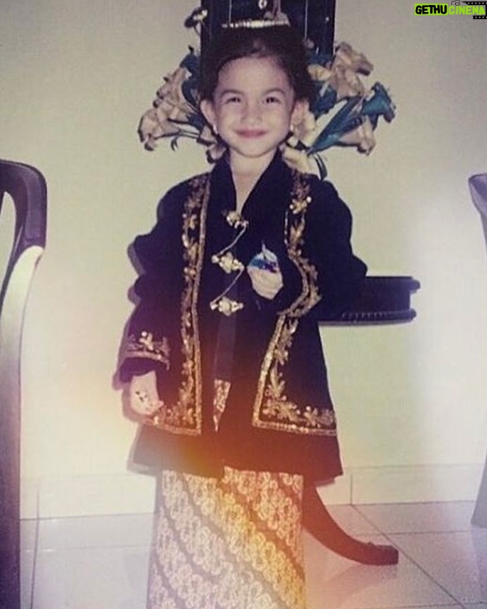 Ariel Tatum - 352.3K Likes - Kilas balik suatu pagi di Osaka, kami menari diiringi suara gamelan tradisional Sunda dari @swarantara_, juga rintik hujan tipis nan romantis.

Ga nyangka beberapa tahun ini banyak diberkati pekerjaan menari. Dari awalnya hanya menari tradisional untuk pementasan sekolah, lalu belajar nari Jawa sebagai bentuk meditasi dinamis untuk kesenangan pribadi, terus jadi belajar Jaipongan untuk pementasan Lestari Tradisi di Sukabumi, sampe menari Ronggeng Gunung untuk monolog Sang Kembang Bale, eehhh tiba-tiba awal bulan ini menari Jaipong lagi, namun dengan sedikit jurus-jurus pencak silat @iko.uwais dan @uwais.team dalam acara pembukaan Paviliun Indonesia, di Osaka World Expo 2025.

Sungguh sebuah pengalaman menggembirakan. Semoga kedepannya, semakin banyak lagi cerita seru belajar tarian baru. Sebab dari Sabang sampai Marauke, kita sudah diberkati dengan berbagai jenis tarian luar biasa yang kaya akan makna, serta keunikan ciri khasnya. 

Juga semoga, warisan budaya Indonesia terus menggema, melintasi batas negeri, dan semakin dikenal serta dihargai oleh dunia.

SELAMAT HARI TARI ✨

Tahun ini belajar apa lagi yaaaaa? 🤍

#Osaka
#Expo2025Osaka