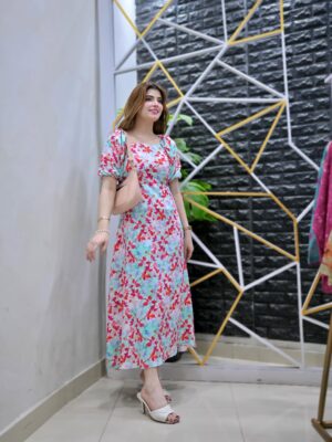 Arooj Fatimah Instagram - Outfit 🎀: @arooj_collection2
Bag: @dalarashop
.
.
.
.
.
.
.
📸: @roshaanmalikphotography