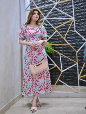 Arooj Fatimah Instagram - Outfit 🎀: @arooj_collection2
Bag: @dalarashop
.
.
.
.
.
.
.
📸: @roshaanmalikphotography