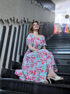 Arooj Fatimah Instagram - Outfit 🎀: @arooj_collection2
Bag: @dalarashop
.
.
.
.
.
.
.
📸: @roshaanmalikphotography
