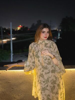Arooj Fatimah Instagram - 🦢✨💐🫂🌸
.
.
Outfit: @arooj_collection2
Lenses : @freshtone.pk
.
.
#foryou #foryoupage #aroojfatimah