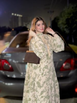 Arooj Fatimah Instagram - 🦢✨💐🫂🌸
.
.
Outfit: @arooj_collection2
Lenses : @freshtone.pk
.
.
#foryou #foryoupage #aroojfatimah