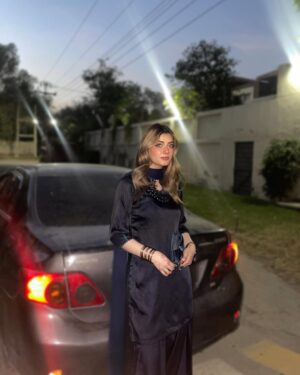 Arooj Fatimah Instagram - Which one 📸??
Outfit: @arooj_collection2
Dress giveaway krdoon??
.
.
.
#foryou #foryoupage #aroojfatimah