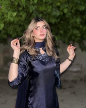 Arooj Fatimah Instagram - Which one 📸??
Outfit: @arooj_collection2
Dress giveaway krdoon??
.
.
.
#foryou #foryoupage #aroojfatimah