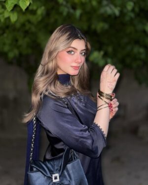 Arooj Fatimah Instagram - Which one 📸??
Outfit: @arooj_collection2
Dress giveaway krdoon??
.
.
.
#foryou #foryoupage #aroojfatimah