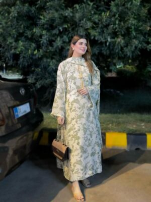 Arooj Fatimah Instagram - 🦢✨💐🫂🌸
.
.
Outfit: @arooj_collection2
Lenses : @freshtone.pk
.
.
#foryou #foryoupage #aroojfatimah