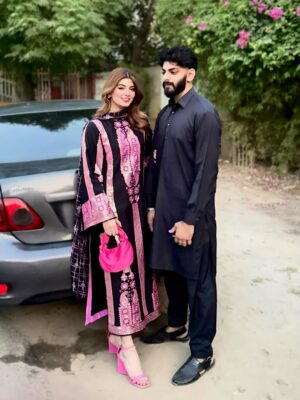 Arooj Fatimah Instagram - Which one 📸?
Outfit: @arooj_collection2 😍🌸
Bro: @hamzaalii35
.
.
.
#foryou #foryoupage