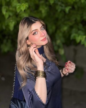 Arooj Fatimah Instagram - Which one 📸??
Outfit: @arooj_collection2
Dress giveaway krdoon??
.
.
.
#foryou #foryoupage #aroojfatimah